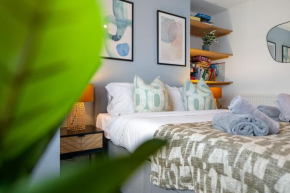 LONG TERM SPECIAL OFFER! 5-BR Spacious, Stunning Design & Cosy House Near South Downs Park- Sleeps 11 with Private Parking! Sociable Areas - by Blue Puffin Stays